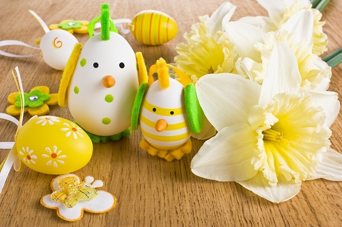 Easter chicken egg decoration with narcissus flower